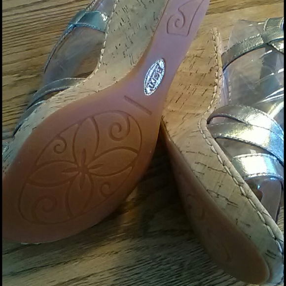 BORN LEATHER GOLD SANDAL, NWT - Picture 5 of 11